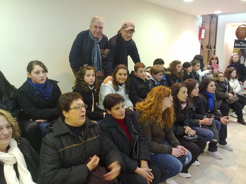 188.jpg - DON STEFANO GIAQUINTO, PARROCO DI CASAGIOVE, CON I SUOI RAGAZZI