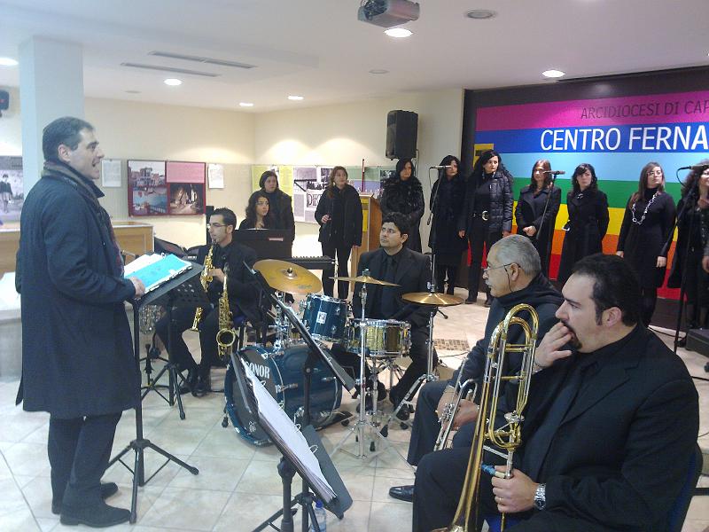 192.jpg - IL MAESTRO GERARDO CAVALLO PREPARA IL CORO PER L'ESIBIZIONE
