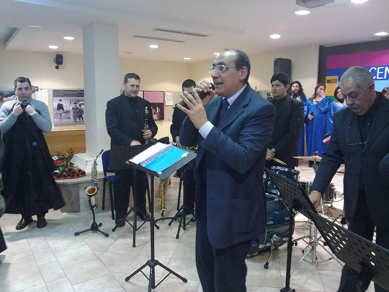 226.jpg - IL DIRETTORE RINGRAZIA IL PUBBLICO ED IL CORO