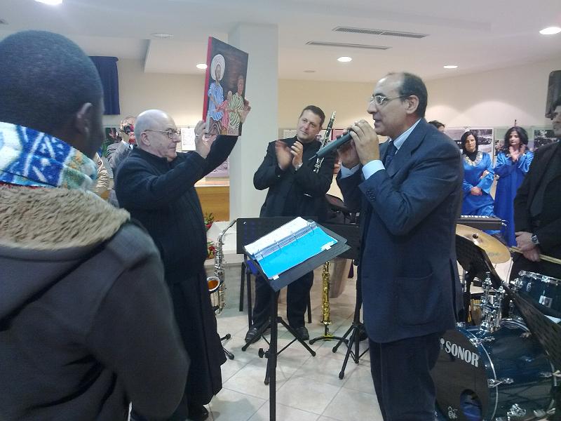 228.jpg - IL DIRETTORE OFFRE AL VESCOVO UN DIPINTO REALIZZATO NEL LABORATORIO DI PITTURA AFRICANA DEL CENTRO