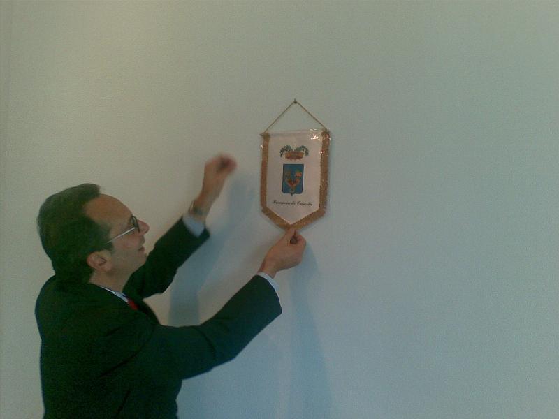 071020082647.jpg - IL PRESIDENTE APPONE IL GAGLIARDETTO DELLA PROVINCIA ALLE PARETI DELLA SALA