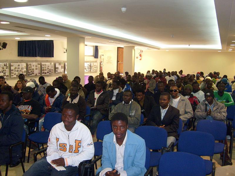 S6300061.JPG - LA SALA GREMITA DI IMMIGRATI PRIMA DELLA PREGHIERA