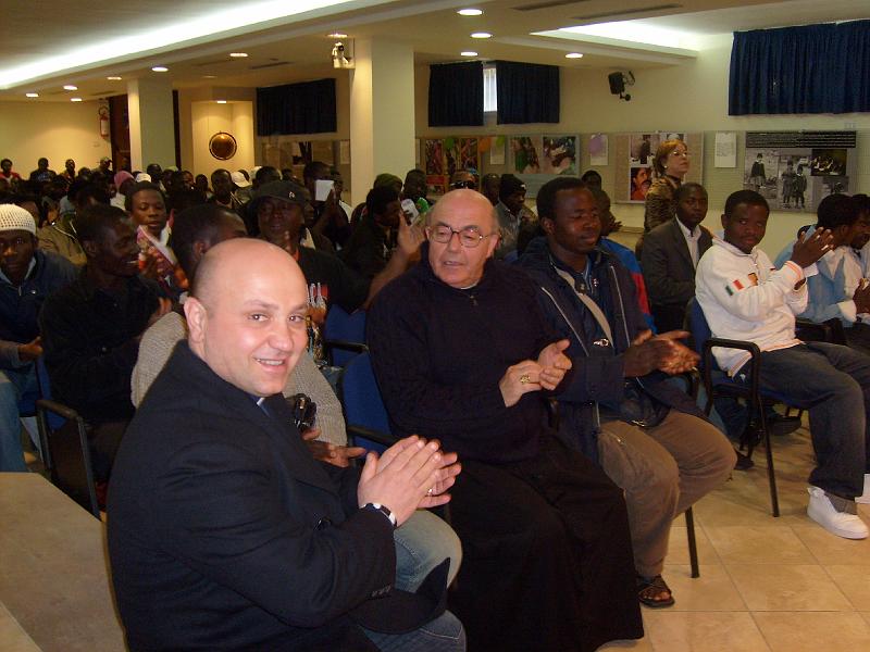 S6300078.JPG - SI PREPARA LA PROIEZIONE DEL DOCUMENTARIO "A SUD DI LAMPEDUSA"