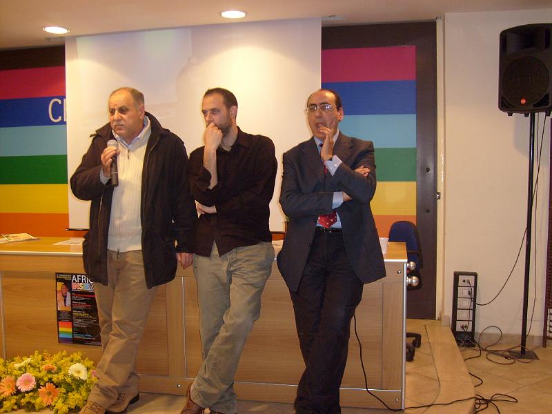 S6300092.JPG - IL DIRETTORE CON IL GIORNALISTA STEFANO LIBERTI COAUTORE DEL DOCUMENTARIO "A SUD DI LAMPEDUSA" ED UN OSPITE MENTRE SI COMMENTA IL FILM