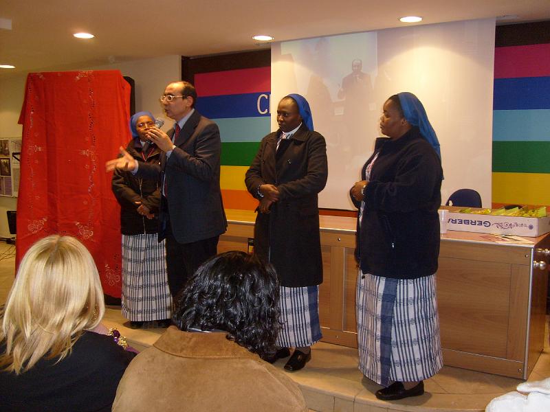S6300109.JPG - IL DIRETTORE RENDE OMAGGIO ALLE DONNE PRESENTI ED IN PARTICOLARE ALLE SUORE NIGERIANE IN SERVIZIO PRESSO IL CENTRO