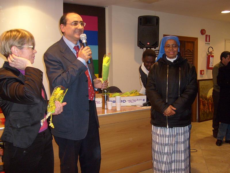 S6300116.JPG - IL DIRETTORE RENDE OMAGGIO CON LA MIMOSA A SUOR MARGARET, SUPERIORA DELLE SUORE NIGERIANE, CHE LASCIERA' CASTEL VOLTURNO DOPO 9 ANNI DI SERVIZIO NEL GIUGNO PROSSIMO.