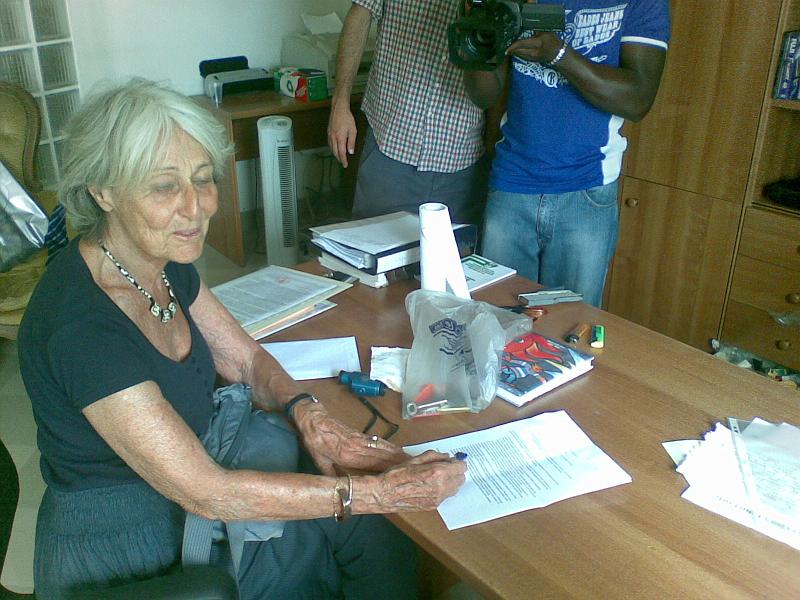 090720094643.jpg - La signora Loy firma l'atto di Donazione
