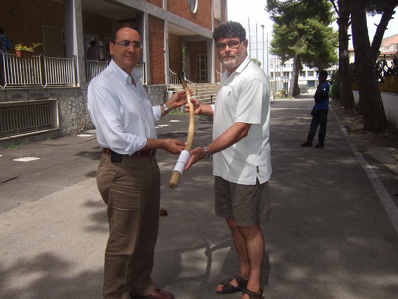 DSCF1847.JPG - Il presidente dell'associazione INCONTRO di Mondragone consegna il Bastone del cittadino al direttore del Centro