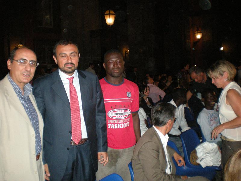 DSCN4946.JPG - Il Direttore del Centro Con Corrado Gabriele prima dello spettacolo in onore di MIriam Makeba nel cortile del Palazzo Reale di Napoli