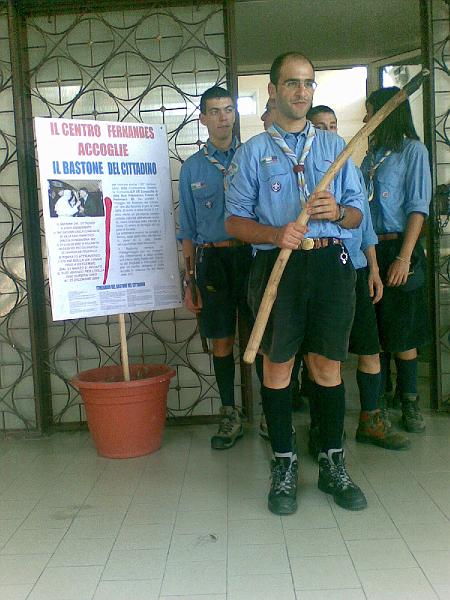 170720081508.jpg - Gli scout prendono il bastone per portarlo al villaggio Coppola da padre Antonio Palazzo dove si celebrerà la Santa Messa.